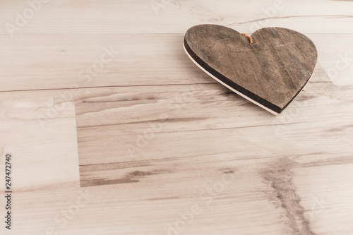 Corazón gris en fondo rustico de madera