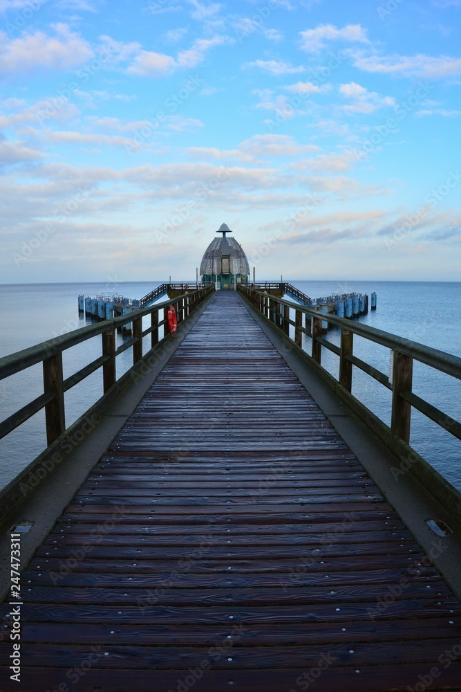 Fototapeta premium Blick zur Tauchgondel auf der Seebrücke in Sellin, auf Rügen in Deutschland