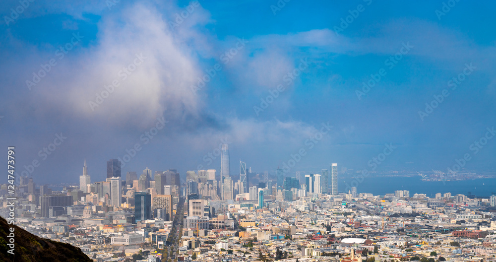 San Francisco skyline view from the twin peaks in California. Beautiful city view from the top. - obrazy, fototapety, plakaty 