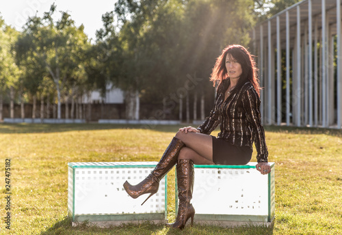 Schöne Frau im Park