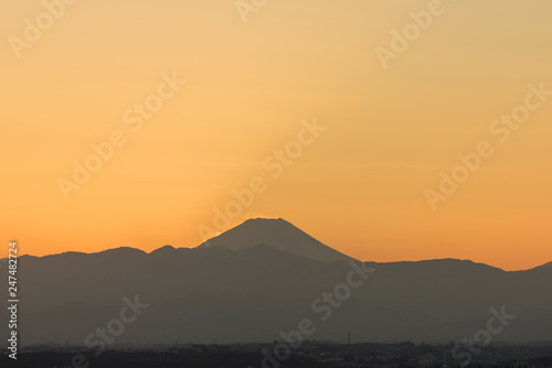 夕日に浮かぶ富士山のシルエット