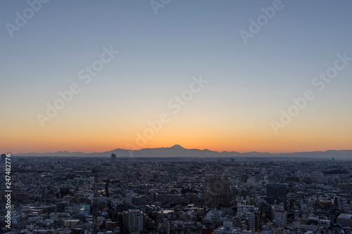 夕日に浮かぶ富士山のシルエット © EISAKU SHIRAYAMA