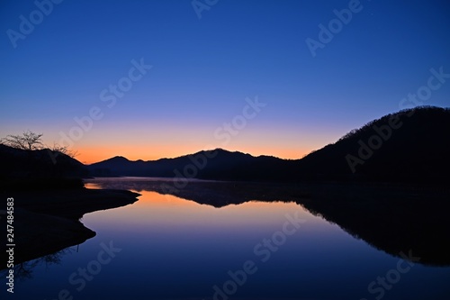 Fototapeta Naklejka Na Ścianę i Meble -  夜明け前の千丈寺湖の情景