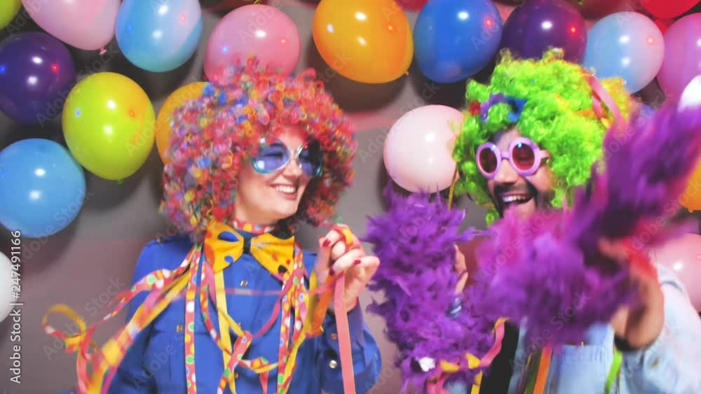 Karneval Party,Lachende Freunde in bunten Kostümen feiern Karneval. 4k Video slow motion 