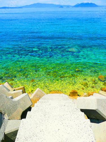 海から上がるテトラポットの海岸 Coast of tetrapot rising from the sea photo