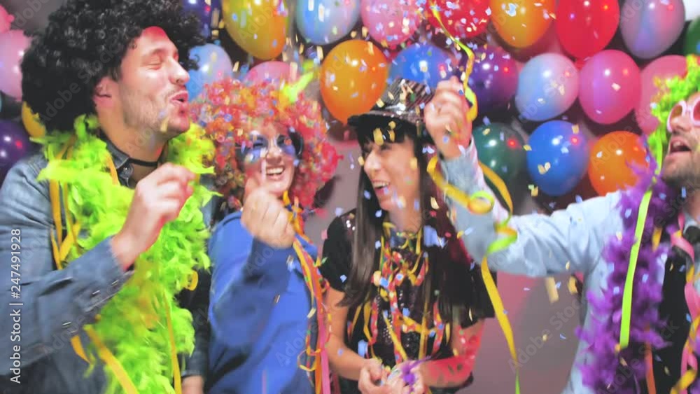 Karneval Party,Lachende Freunde in bunten Kostümen feiern Karneval. 4k Video slow motion 