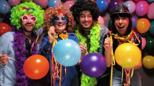 Karneval Party,Lachende Freunde in bunten Kostümen feiern Karneval. 4k Video slow motion 