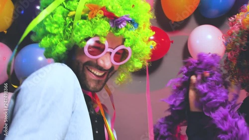 Karneval Party,Lachende Freunde in bunten Kostümen feiern Karneval. 4k Video slow motion 