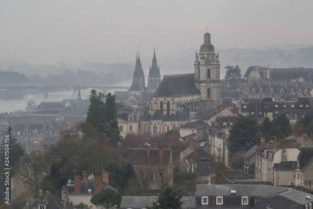 Blois dans la brume