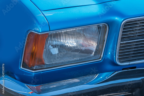 自動車のヘッドライト　Headlight of the car