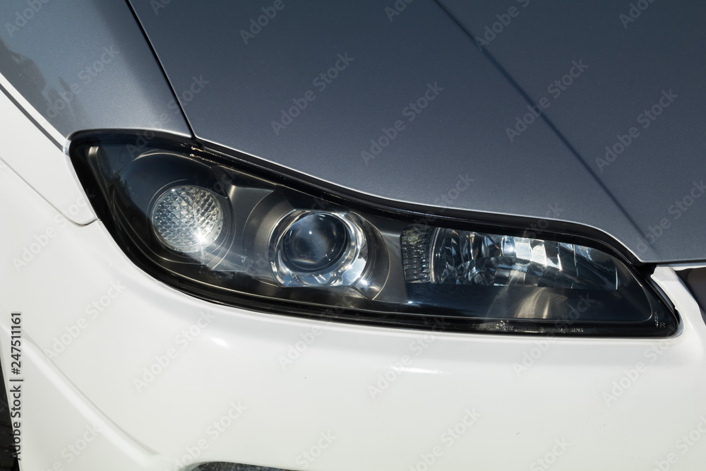 自動車のヘッドライト Headlight of the car 自動車のヘッドライト Headlight of the car