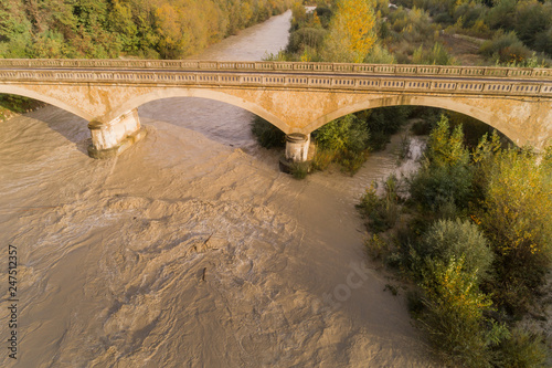 Brücke über die Drome bei Hochwasser