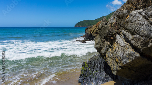 Ein Strand mit Felsen und Wellen in Punta Cana, Atlantik, nördlich des Äquators