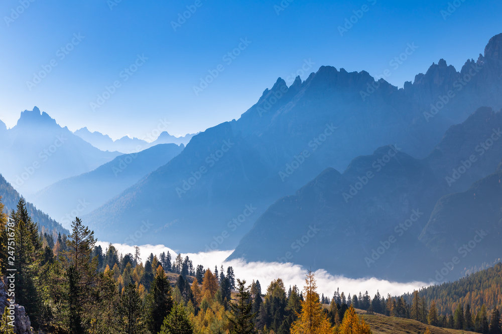 Blick von der Plätzwiese auf die Critallogruppe im Morgennebel, Dolomiten, Südtirol 