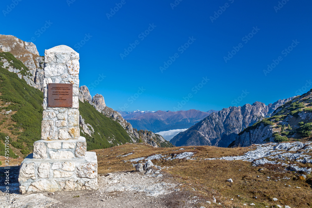 Kriegsdenkmal auf dem Strudelkopfsattel in den Dolomiten, Südtirol 