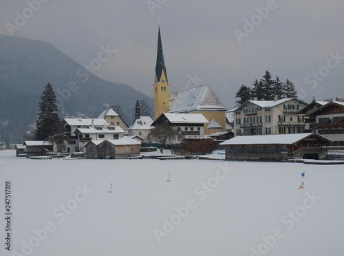 Blick von Rottach-Egern und die Kirche St. Laurentius