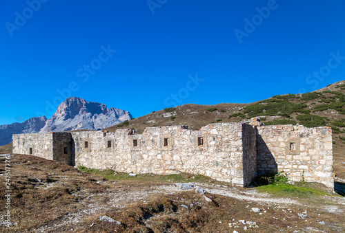 Fotografie, Obraz Ruine eines Forts auf dem Strudelkopfsattel, Dolomiten, Südtirol