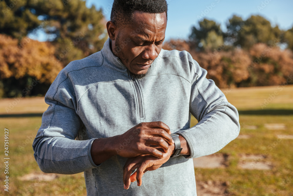 Personal trainer controlling time Personal trainer controlling time