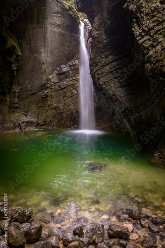 Koziak Wasserfall mit gr  nem See in Slowenien in Kobarid
