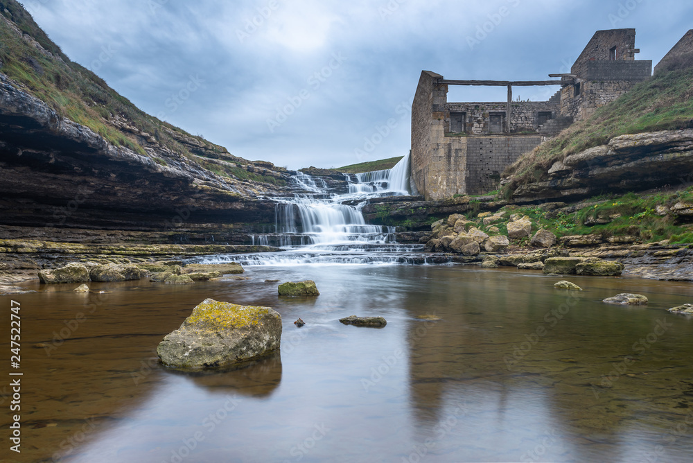 Fototapeta El Bolao Wodospad i młyn w ruinach, Kantabria, Hiszpania