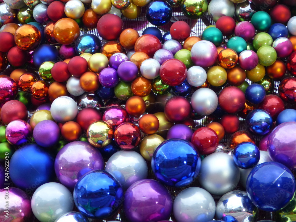 Bunte Weihnachtskugeln in blau, lila, rot, türkis, gelb, orange, silber