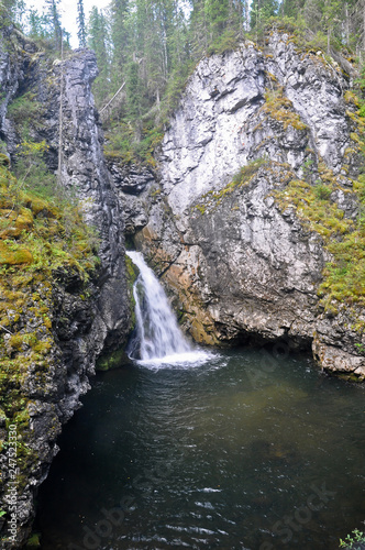 Waterfall in the rocks.