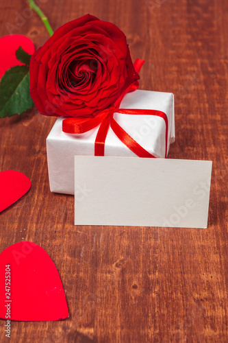 Fototapeta Naklejka Na Ścianę i Meble -  red rose and blank gift card for text