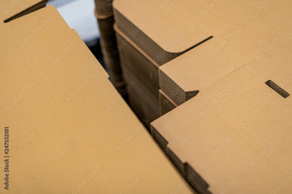 Pudełka kartonowe,  składanie i pakowanie paczek - obrazy, fototapety, plakaty 