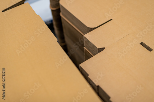 Pudełka kartonowe, składanie i pakowanie paczek