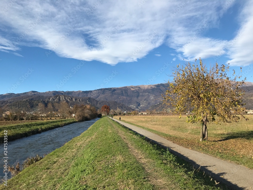 La pista ciclabile lungo il fiume Meschio, Vittorio Veneto La pista ciclabile lungo il fiume Meschio, Vittorio Veneto
