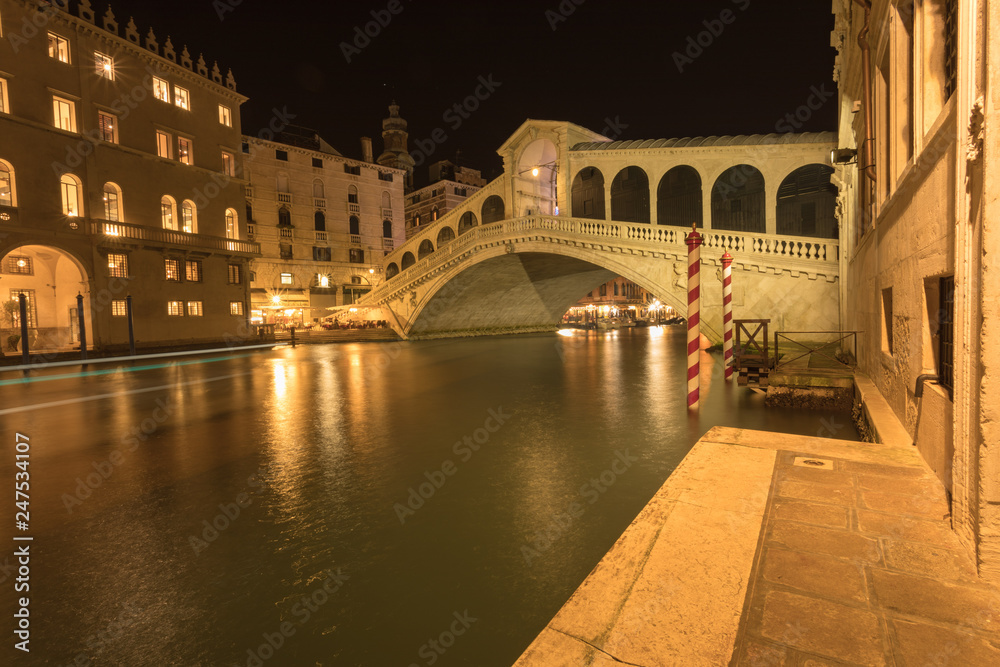 Nachts an der Rialto Brücke in Venedig