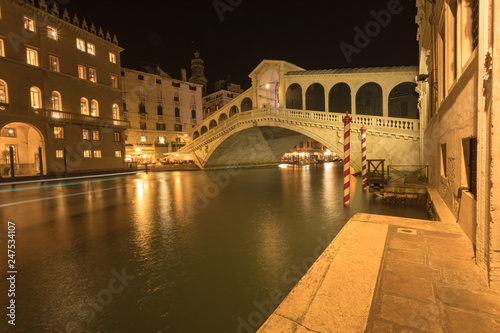 Nachts an der Rialto Brücke in Venedig © Winfried Rusch