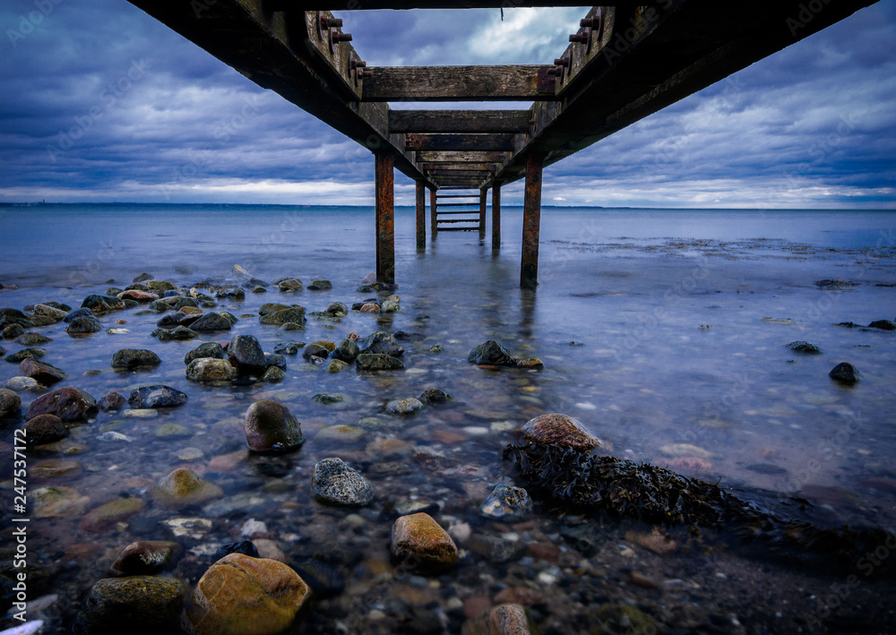 Steg an der stürmischen Ostsee 