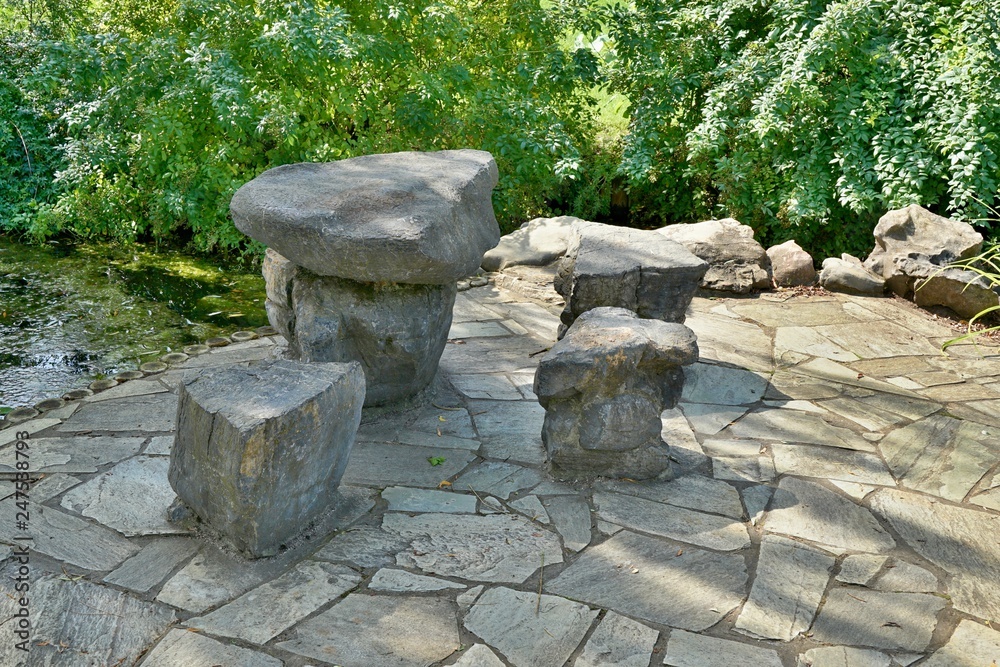 Berlin - Gärten der Welt - Sitzgruppe aus Stein im chinesischen Garten Berlin - Gärten der Welt - Sitzgruppe aus Stein im chinesischen Garten