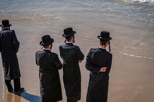 Obraz na płótnie .young Jews on the coast of the Mediterranean Sea in traditional dress w salonie