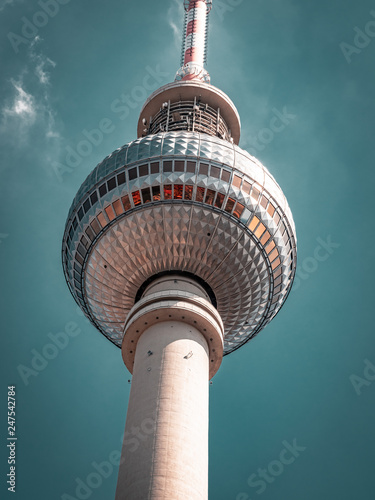 Obraz na plátně Berlin Television Tower, low angle