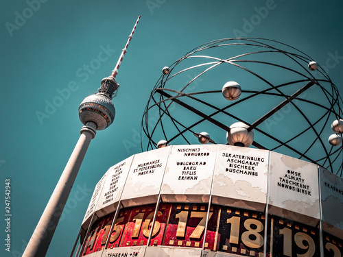 Berlin Television Tower, low angle Fototapet
