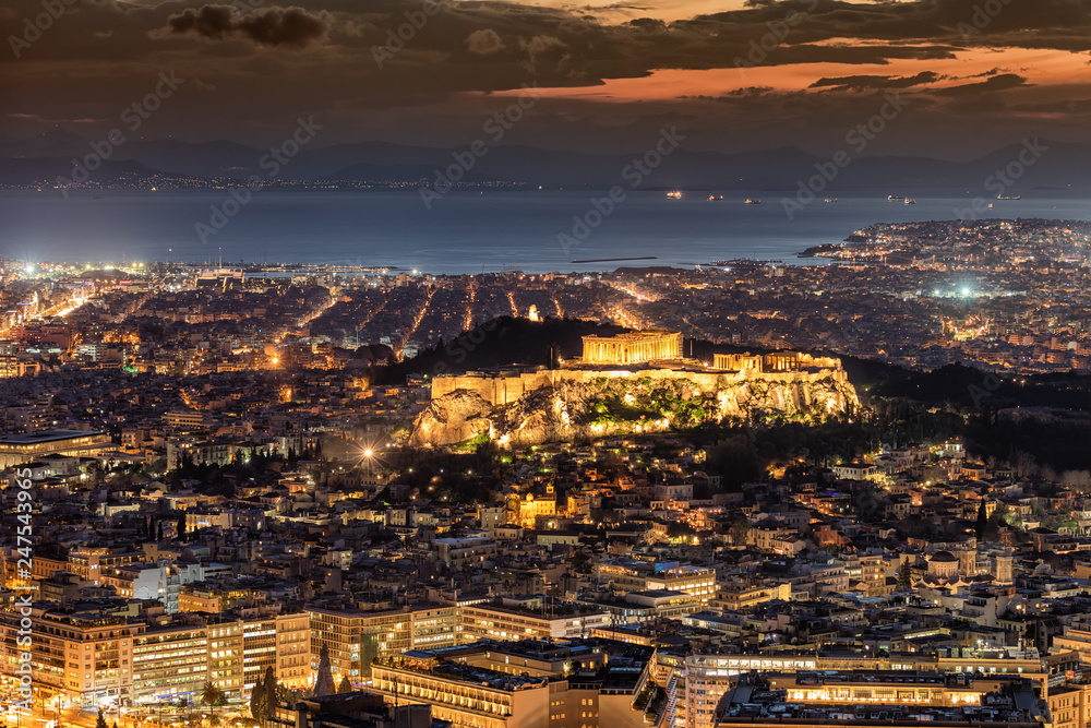 Die Skyline von Athen, Griechenland, am Abend nach Sonnenuntergang mit der Akropolis im Zentrum Die Skyline von Athen, Griechenland, am Abend nach Sonnenuntergang mit der Akropolis im Zentrum