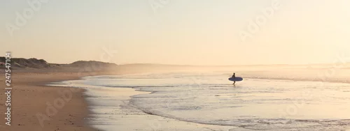 Obraz Peniche - Portugalia - 26 września 2018 r. - Surfer na plaży