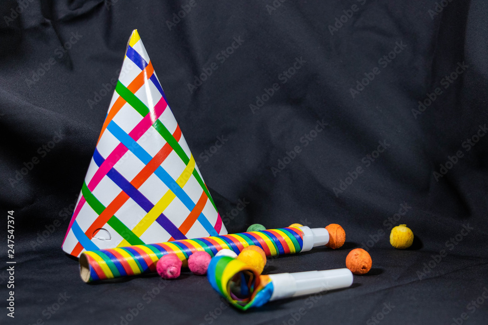 Cotillons, chapeau pointu de clown, sepentins pour faire la fête à  carnaval, anniversaire ou st sylvestre Stock Photo | Adobe Stock