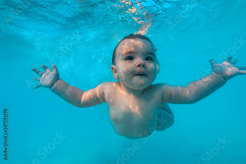 Beautiful Baby infant in sea tropical water underwater shot Fototapet