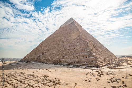 Fotografia .View of the incredibly majestic pyramid of the cheops on a sunny day in the des