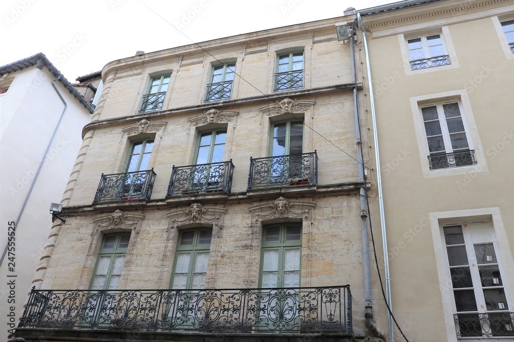 Obraz premium FACADES IMMEUBLES NIMOIS - NIMES - GARD - LANGUEDOC - OCCITANIE
