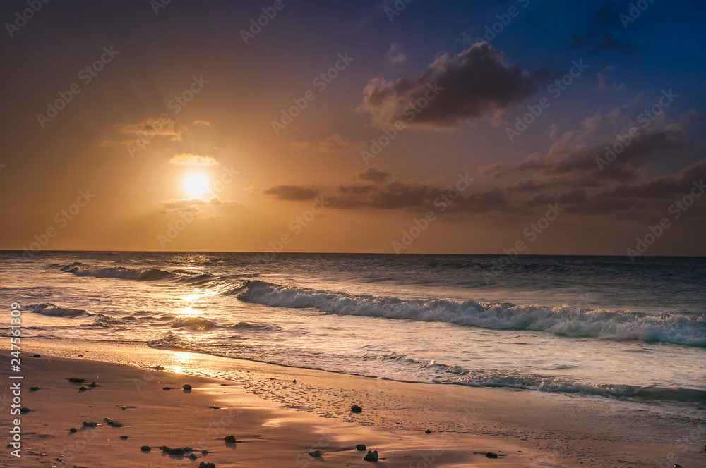 romatnischer Sonnenuntergang am Kubanischer Strand