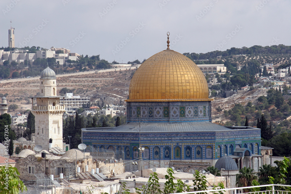 Obraz premium View on old Jerusalem and Dome of the Rock temple