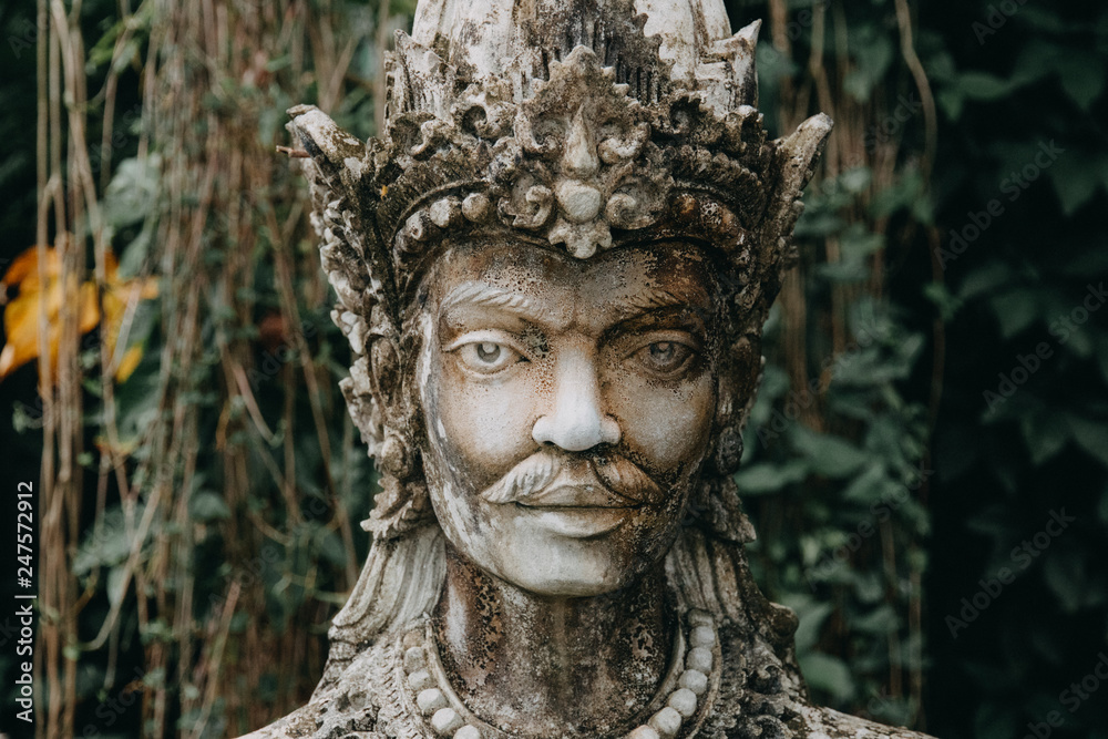 Eine Hinduismus Statue in einem asiatischen Wassertempel