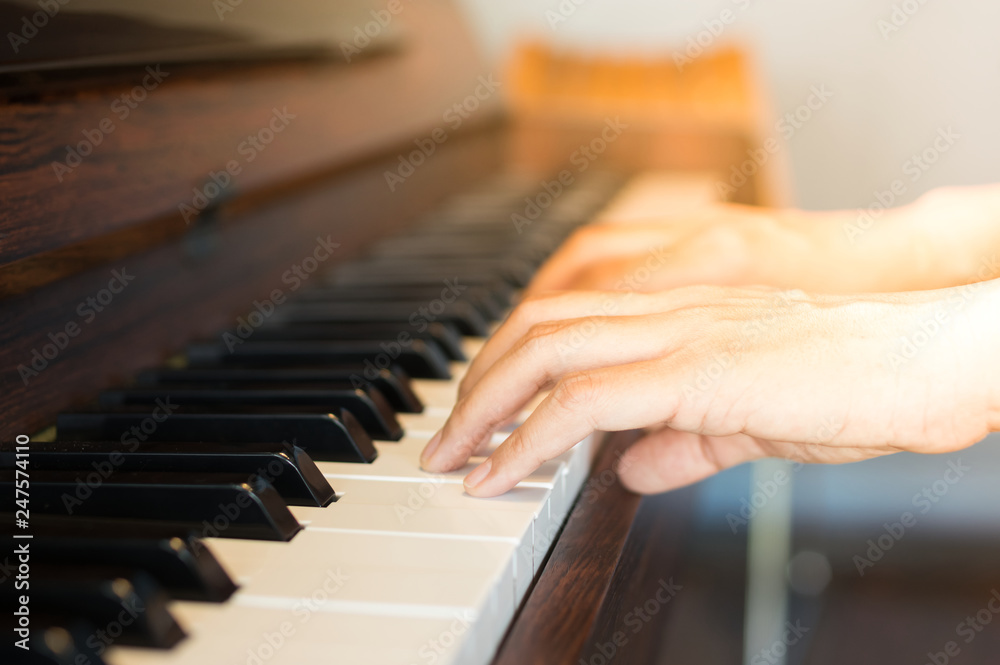 Obraz premium Musician hand playing piano keyboard.