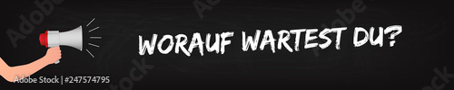 Hand hält Megaphon auf Kreidetafel Banner - Worauf wartest du - Motivation