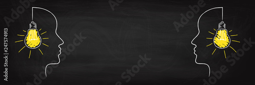 Gesicht mit Glühbirne Panorama Banner auf Kreidetafel