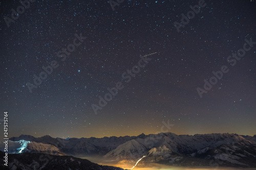 Sternenklarer Nachthimmel über den Allgäuer Alpen im Winter